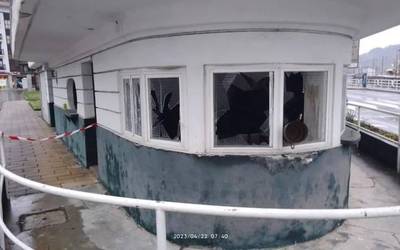 Gizonezko bat atxilotu dute Fielato aurreko eraikineko leihoak hausten ari zenean