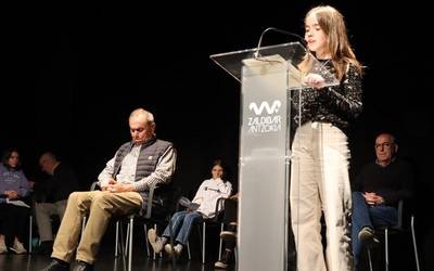 Aitona-amonen biografiak irakurrita hasi dute literaturari eskainitako asteburua
