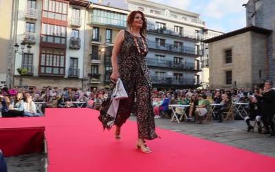 Jendez bete da Arrasateko plaza Ibai-arteren bigarren moda desfilea ikusteko