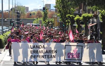 2.000 lagun bildu dira Iruñeko karriketan landa eremuaren defentsan