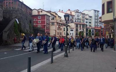 Zumai txarangaren goiz soinuarekin esnatu da herria