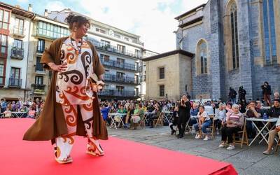 Ibai-arteren bigarren moda desfilea, argazkitan