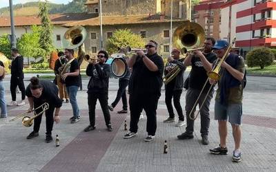 Broken Brothers Brass Band taldearen kalejira, AGAKOren urteurrena ospatzeko