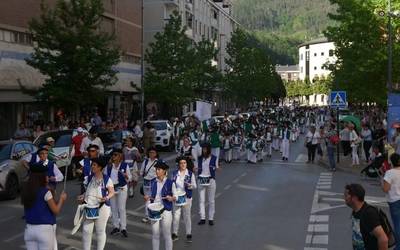 Ikastetxeetako haurrek danbor hotsez bete zuten Herriko plaza, San Prudentzioren omenez