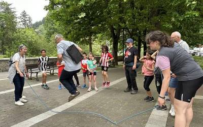 Umeak eta erretiratuak elkarri jolasak erakusten ibili dira Bergaran