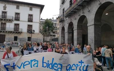 Euskal presoei ezartzen dizkieten salbuespen neurriak bertan behera uzteko eskatu dute hainbat lagunek