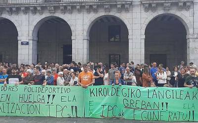 Elgoibarko kiroldegiko behargina protestan irten dira berriro plazara
