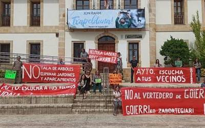 Goierri berriro urbanizatzearen kontrako protesta egin dute auzokideek Barrikako udaletxearen aurrean