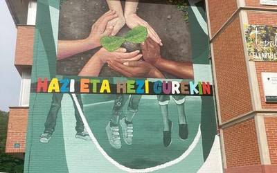 San Martin eskolaren identitatea islatu nahi duen mural berria