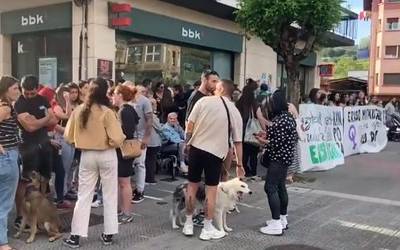 Traña-Matienako jaietan gertatutako eraso matxistak gaitzetsi ditu Abadiñoko Udalak