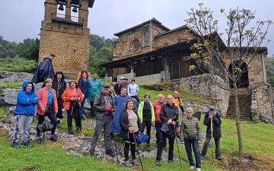 Mendi ibilaldiak eta auzo bazkariak girotu zuten Ugarte igandean