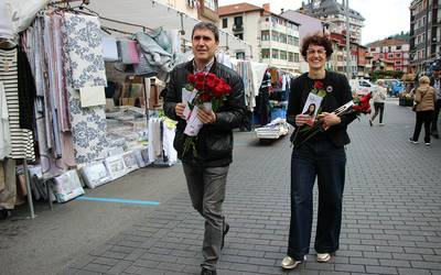 Alderdi sozialistako kideak herritarrei larrosak banatzen ibili dira azokan