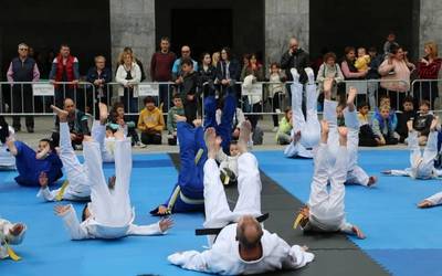 Kodaoreko judokek beraien abileziak erakutsi dituzte plazan