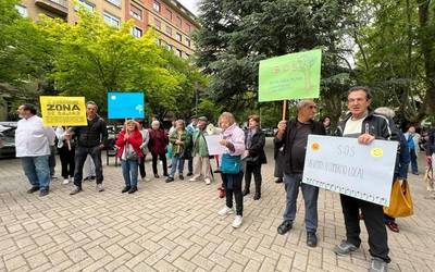 Parkingaren proiektuaren kontra bildu dira Gurutzeko plazan