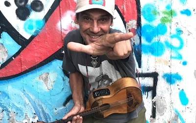 Hiru hamarkadaren ostean, Manu Chao Arrasatera bueltan