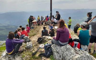 Ttakun Txalaparta Elkarteak Udalaitzeko tontorrera eraman du txalaparta hotsa