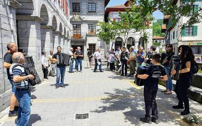 Lesakako elkarte eta taldeek beraien lana plazaratu dute Kultura Azokan