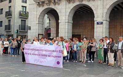 Gasteizko hilketa matxista salatu dute dozenaka herritarrek Mendaron eta Elgoibarren