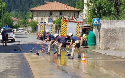 Suhiltzaileek hodi apurtu batetik ateratzen zen ura bideratu behar izan dute Luiaondon