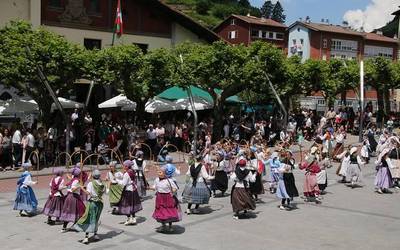 Domekan 150 dantzari txiki batuko dira herrian