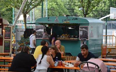 'Food truck'-ek gastronomia ibiltaria jarri dute Aldai plazan asteburuan