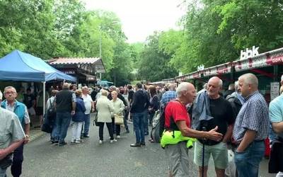 [BIDEOA]: Jendetza batu da Urkiolan San Antonio eguneko azokan