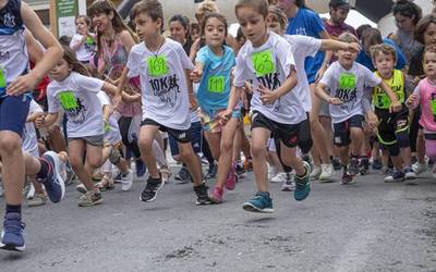 Atleta gazte eta helduek bete dute Zumalakarregi etorbidea 10K lasterketaren edizio berri batean