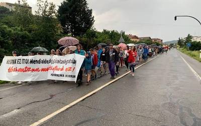 Mendialdea IPIren aldeko protesta jendetsua egin dute Kanpezun