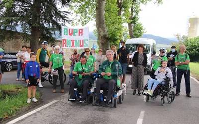 Caminus elkarteko kideek harrera beroa izan zuten atzo Urduñan