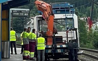 Iñarratxun eta Urduñan tren zerbitzua eten dute makina bat bidetik atera eta gero