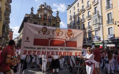 Zezenketen aurkako elkarretaratzea deitu dute larunbat eguerdirako