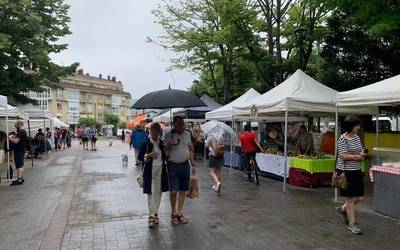 Artisautza azoka egin dute Eusebio Gurrutxaga plazan