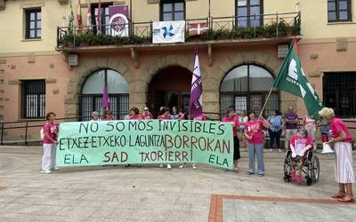 Etxez etxeko laguntza-zerbitzuko langileek lan baldintza hobeak eskatu dituzte Derion