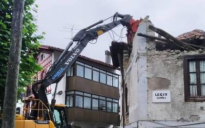 Berako Zubimuxu etxea eraisteko lanak hasi dituzte