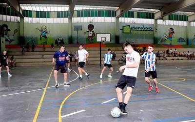 Txahalak eta Ormola taldeek hartu dute abantaila futbito txapelketako finalerdietan