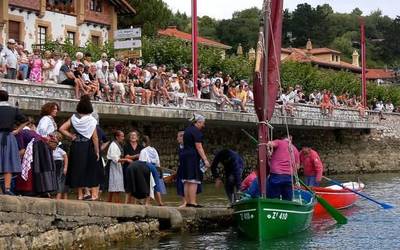 Sardina arranplatik sartu, bentan saldu eta parrillan erreta eskaini die herritarrei Beduolak