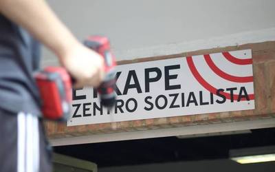 Etxape atontzeko auzolana egin dute zenbait herritarrek