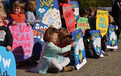 0 eta 3 urte bitarteko seme-alabak dituzten familientzako dirulaguntza gaurtik aurrera eska daiteke