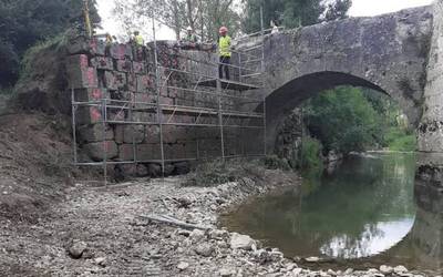 Irañetako zubiko estribuak konpontzen ari dira