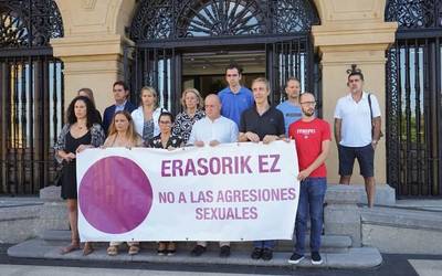 Saninazioetan salatutako sexu-eraso biak gaitzesteko elkarretaratze instituzionala egin dute gaur Getxoko udaletxean