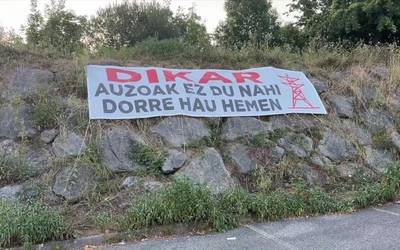 Garagartzako auzotarrak Dikarren tentsio dorrearen aurka agertu dira