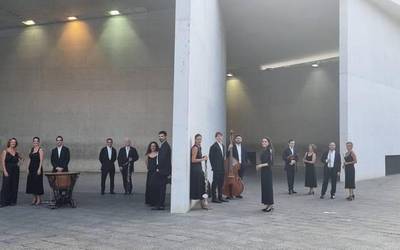 Euskadiko Orkestrako kideak, Oteizaren frontoietan argazkiak ateratzen