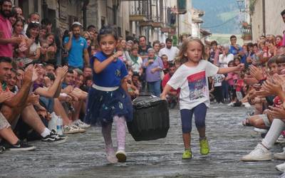 Garrafa eta bonbona lasterketak herritar andana erakarri ditu