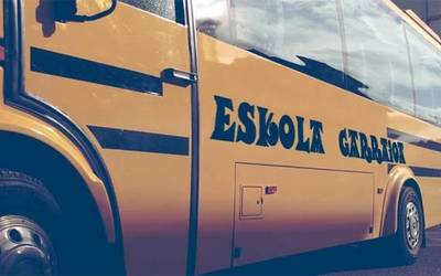 Bihar ez da eskola garraiorik izango, enpresen plantoaren ostean