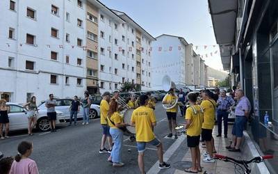 Buruhandiekin eta txarangarekin piztu da festa San Pedro eta Intxaurtxuetan