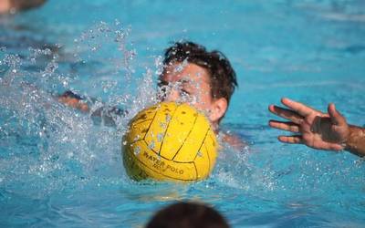 Getxo Kirolak-ek ezarri gura dien kuota “diskriminatzailea” dela deitoratu dute waterpolo taldeko jokalariek