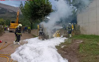 Eraikuntza enpresako makinak su hartu zuen