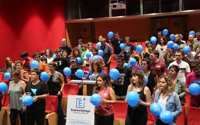 Hezkuntzak "euskara gehiago" behar duela aldarrikatu dute