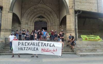 Elorrion hildako beharginaren heriotza salatzeko kontzentrazioak antolatu dituzte