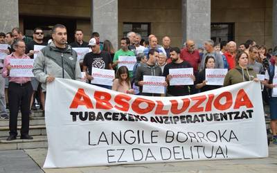 Datozen asteetan epaituko dituzten Tubacexeko auziperatuen absoluzioa eskatu dute